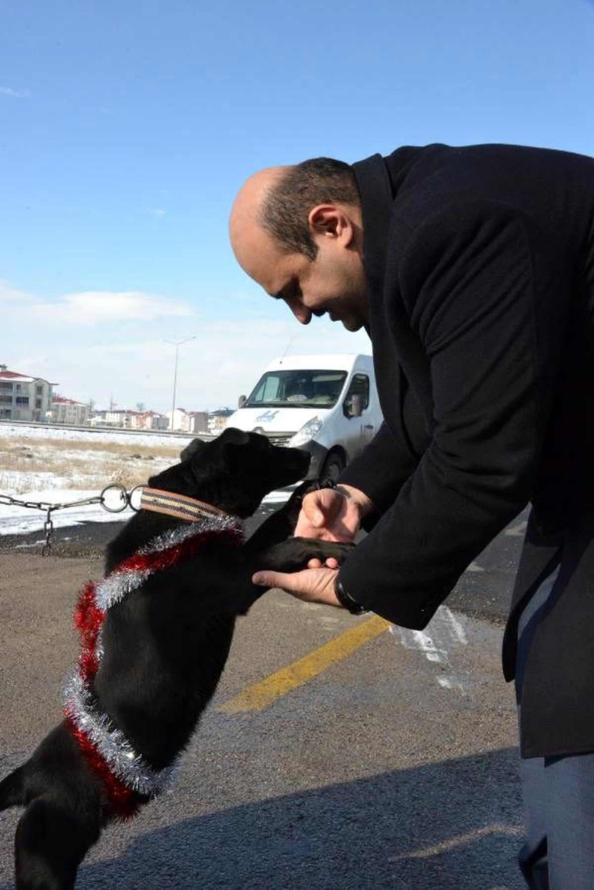 Köpekleri alındığı için üzülen öğrencilere başkandan sürpriz