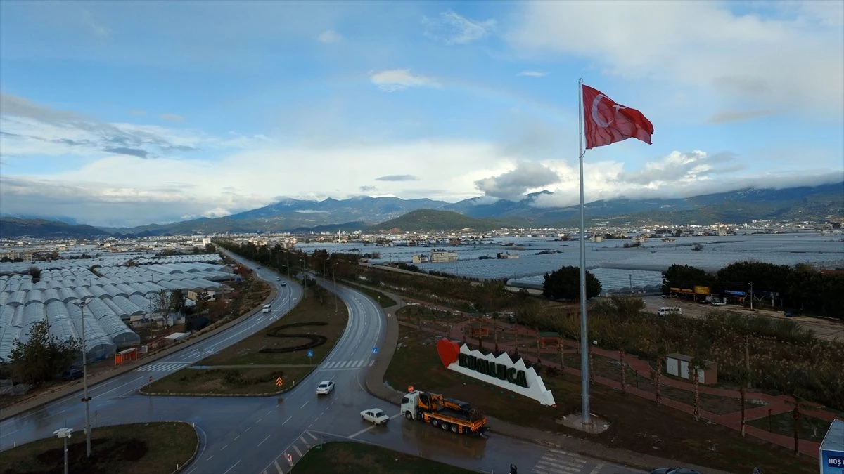 Kumluca\'da 96 metrekarelik Türk bayrağı dalgalanmaya başladı