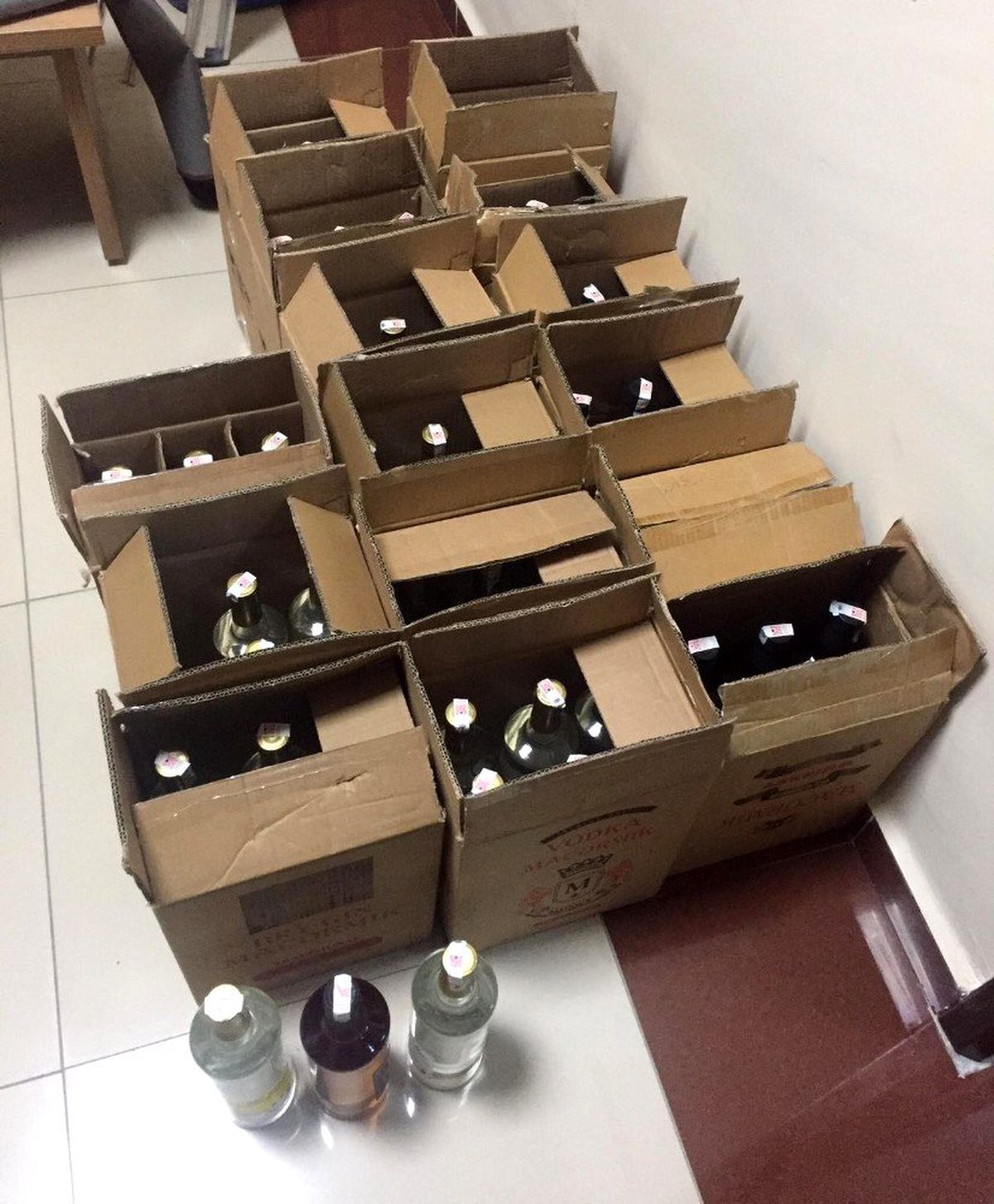 Kuşadası\'nda kaçak içki deposuna operasyon