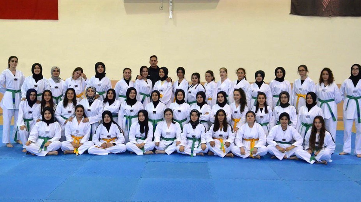 KYK\'lı kız öğrenciler tekvando kuşak sınavında ter döktü