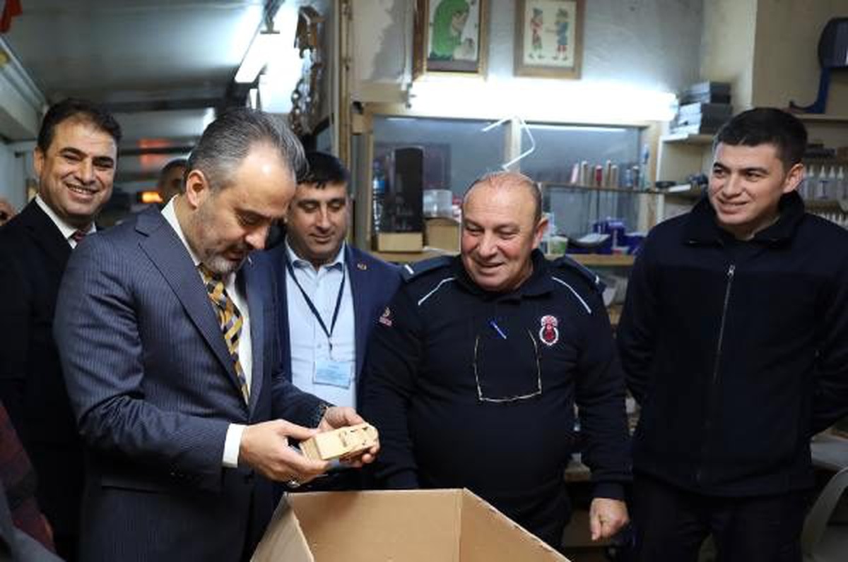 Mahkumlar oyuncak üretiyor, çocuklar seviniyor