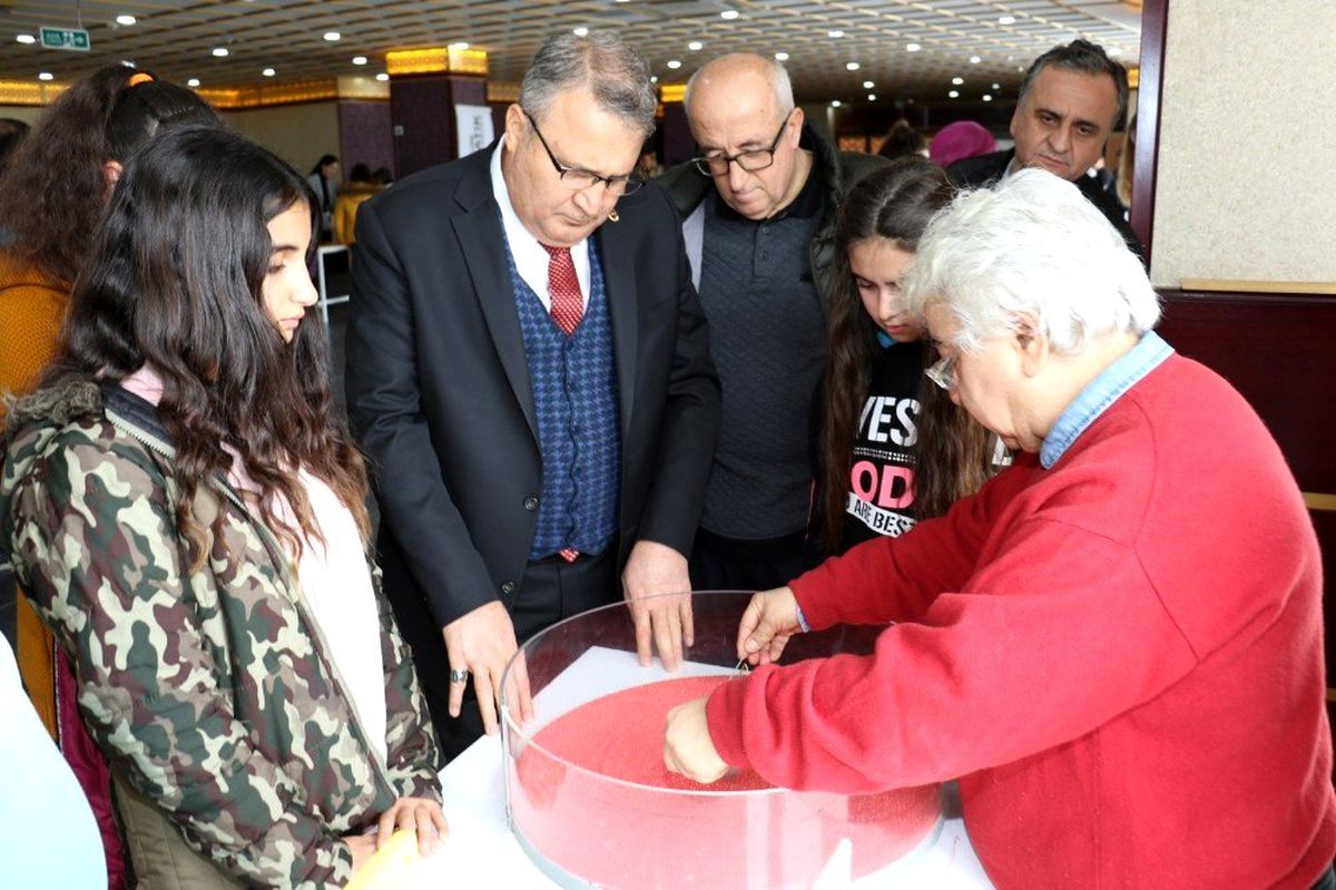 Manisa\'da \'Herkes İçin Matematik\' sergisi yoğun ilgi gördü