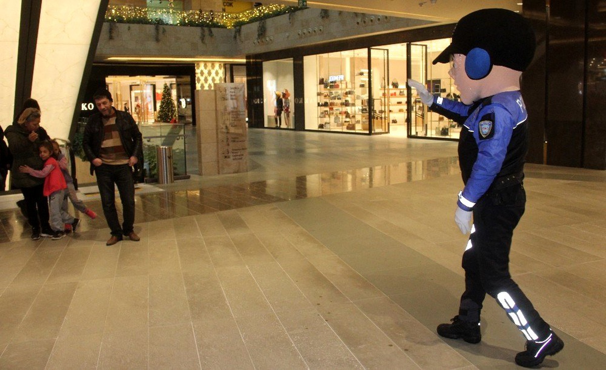 Maskot polisten "yılbaşına hırsız şokuyla girmeyin" uyarısı