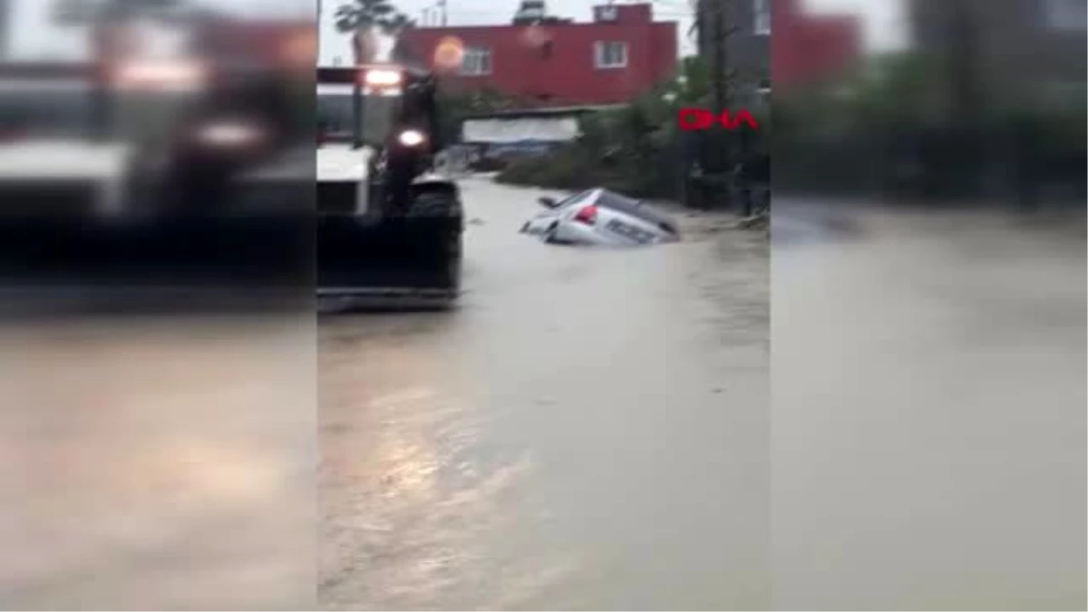 Mersin otomobil, sel suları arasında hendeğe düştü