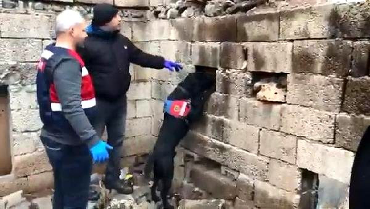 Metruk evin duvarında uyuşturucu hap ele geçirildi