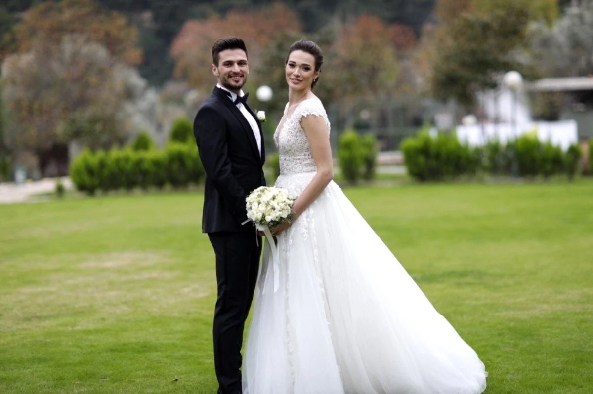 Milli futbolcu Okay Yokuşlu, Melisa Kerman ile evlendi