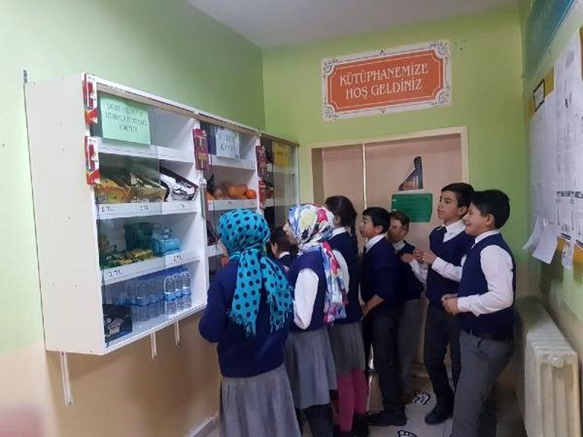 Okuldaki \'dürüst kantin\' eksik vermiyor