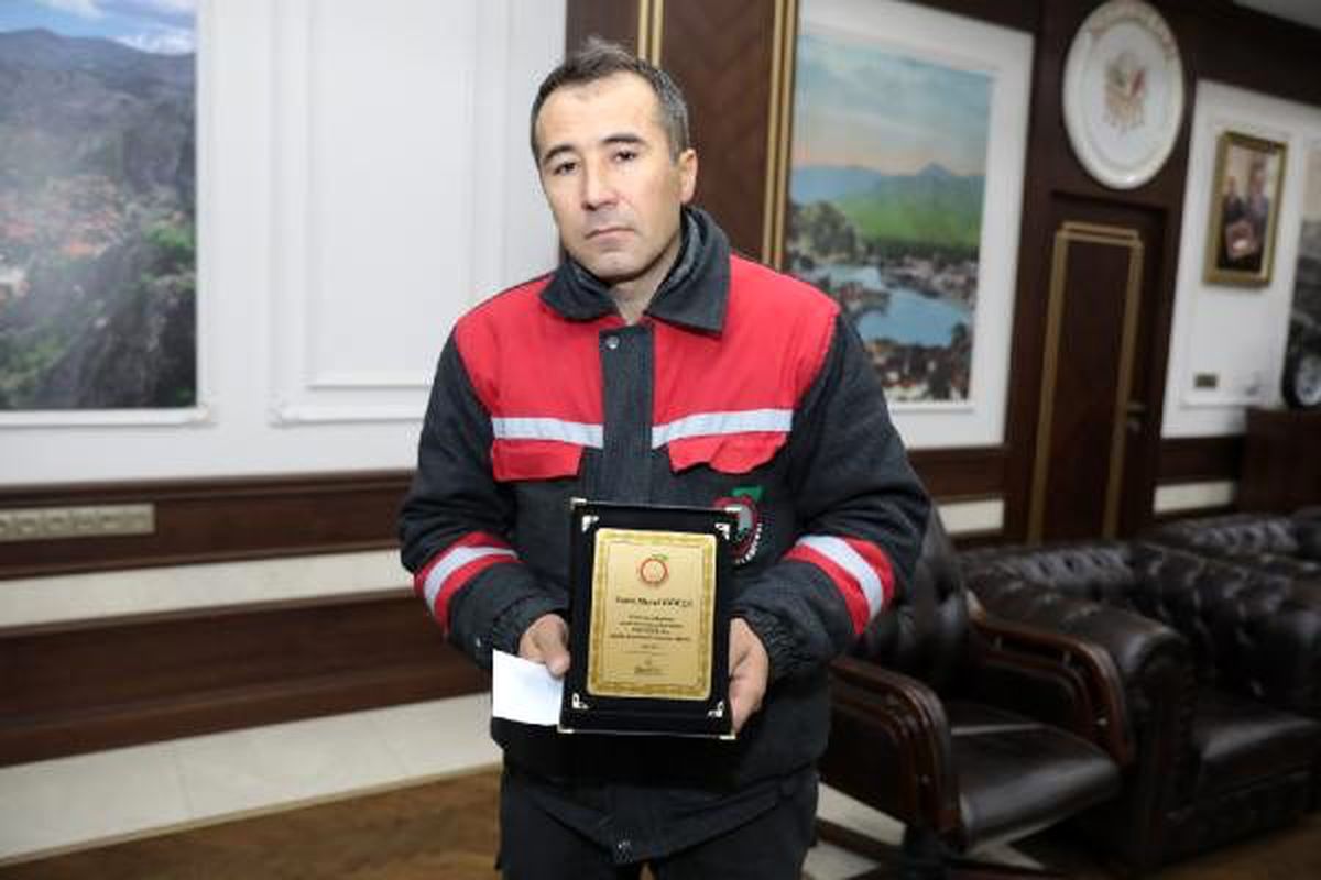 Para dolu çantayı sahibine teslim eden temizlik görevlisine ödül