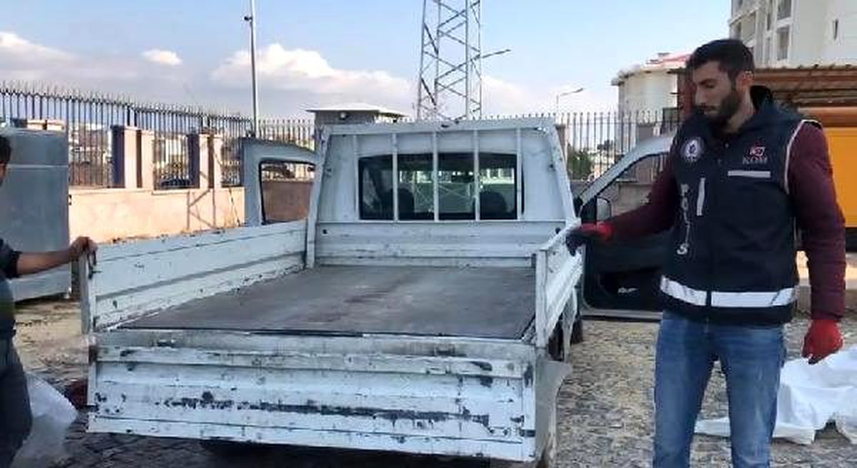 Şanlıurfa\'da halı yüklü kamyonette kaçak sigaraya gözaltı