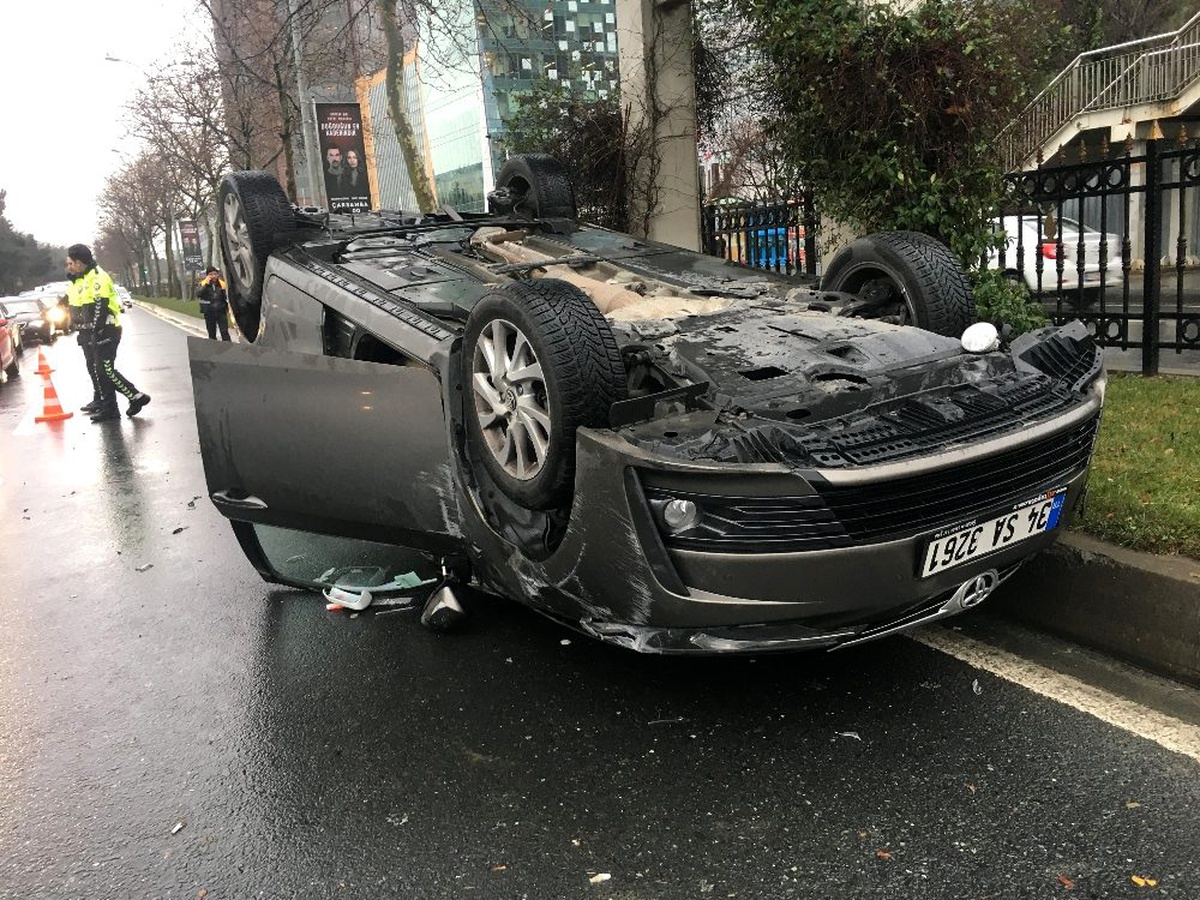 Sarıyer\'de otomobil takla attı, cadde trafiğe kapatıldı