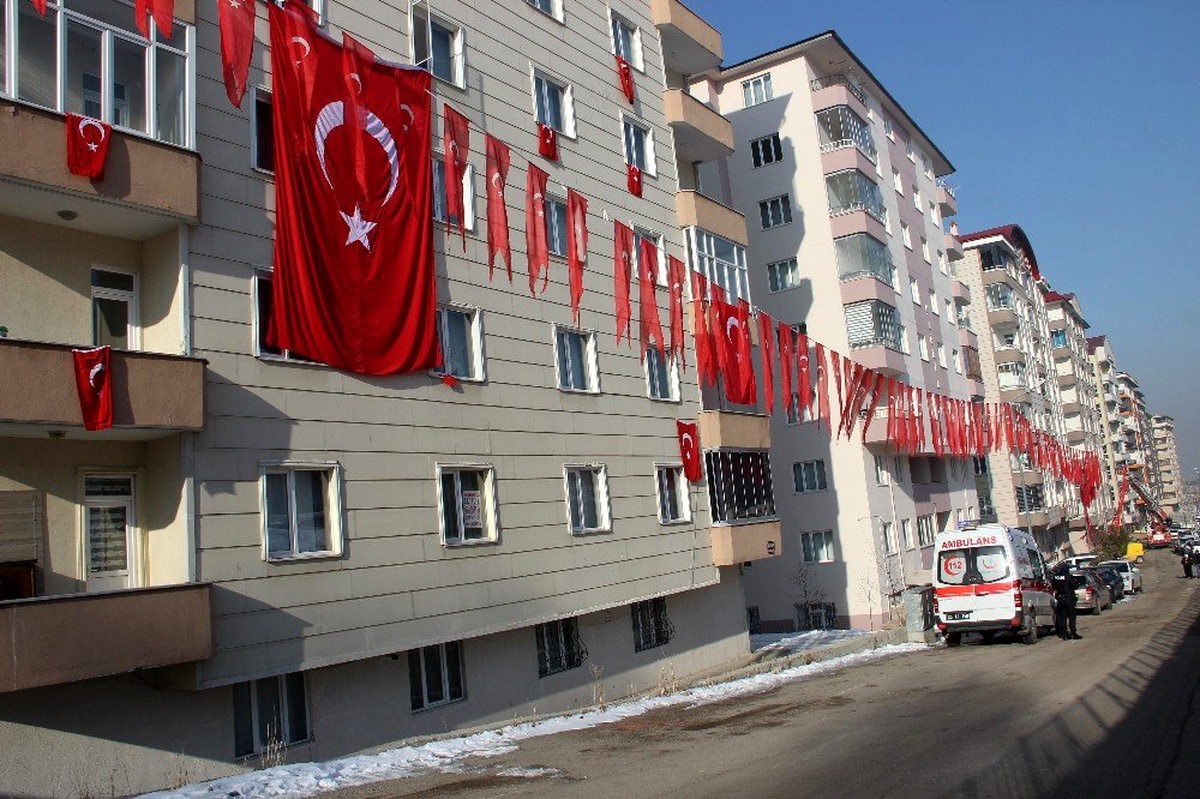 Şehidin Erzurum\'daki evi Türk bayraklarıyla donatıldı