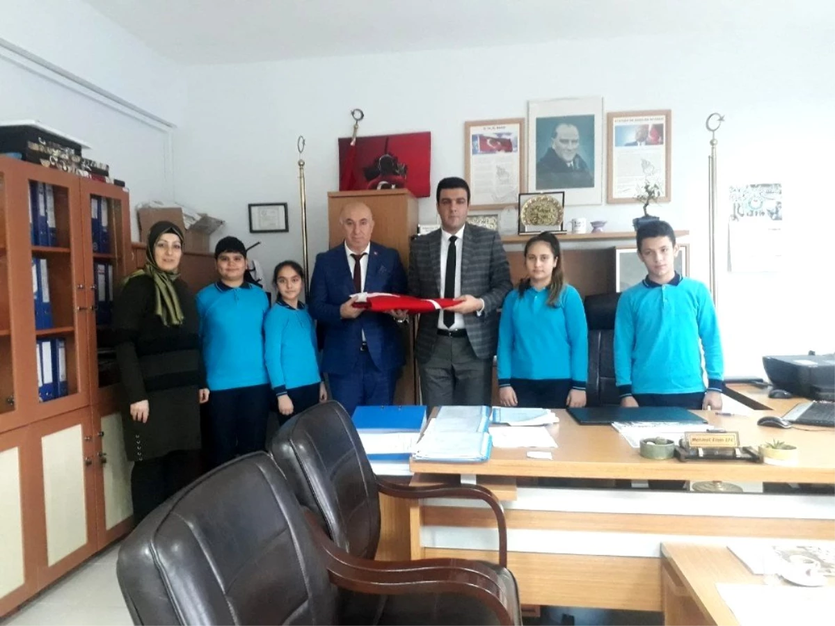 Şehit kardeşinden okula dev Türk bayrağı