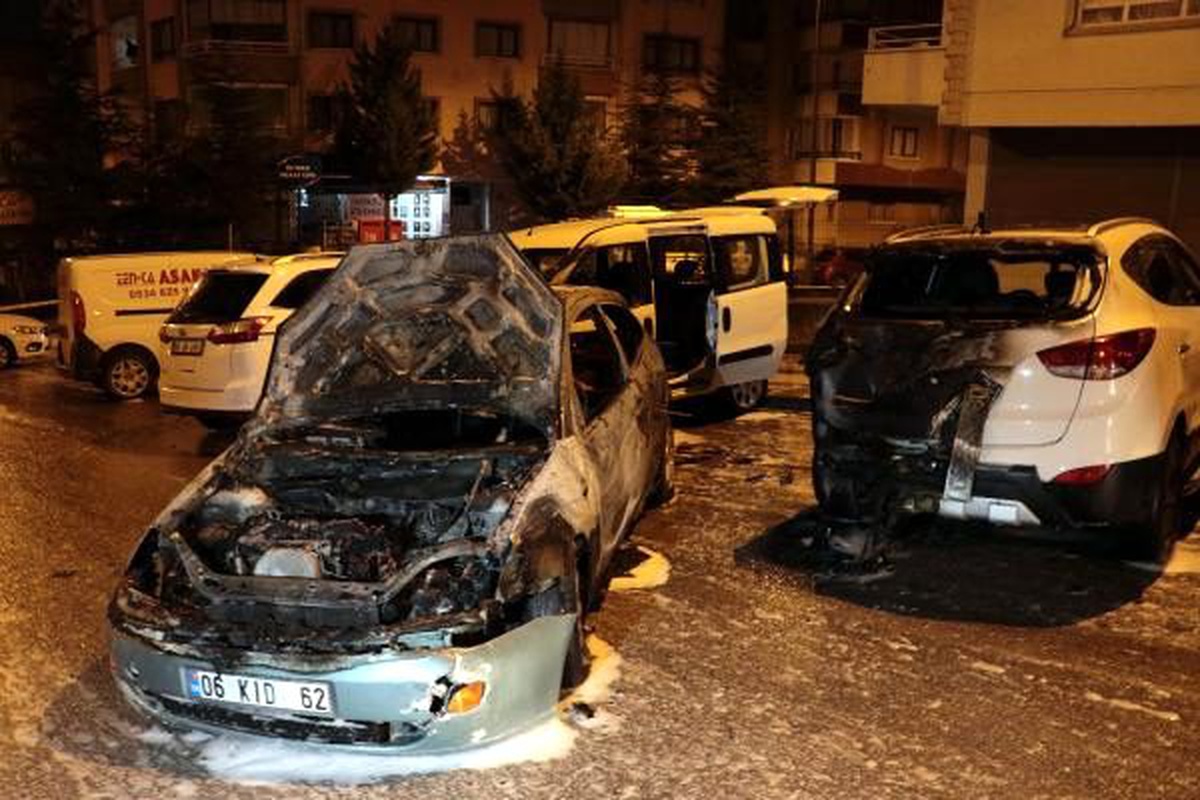 Seyir halindeyken alev alan otomobil yandı, park halindeki 4 araç zarar gördü