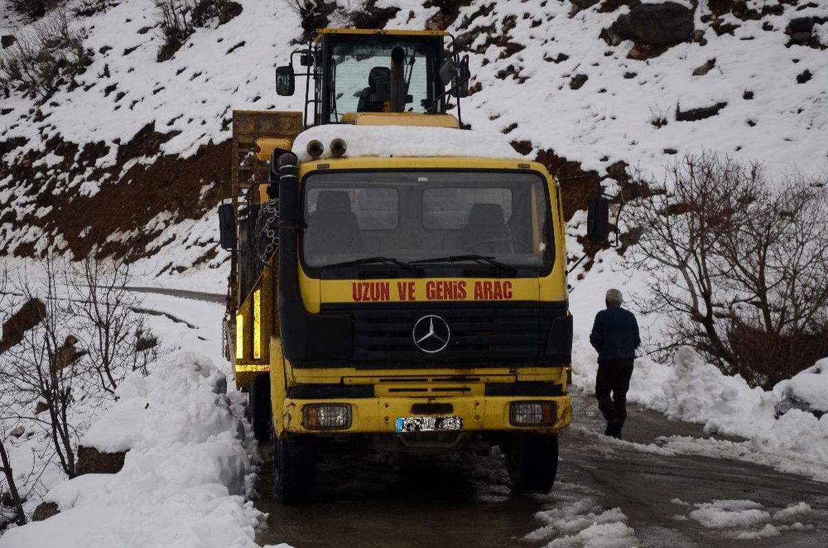 Şırnak\'ta kar kalınlığı 2 metreye ulaştı, köy yolları ulaşıma kapandı