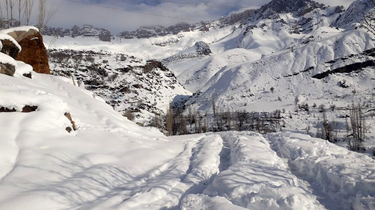 Şırnak\'ta kar kalınlığı 2 metreye ulaştı, köy yolları ulaşıma kapandı
