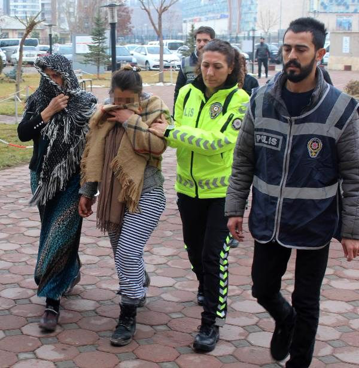 Sivas\'ta hırsızlık şüphelisi 3\'ü kadın 5 kişi, suçüstü yakalandı
