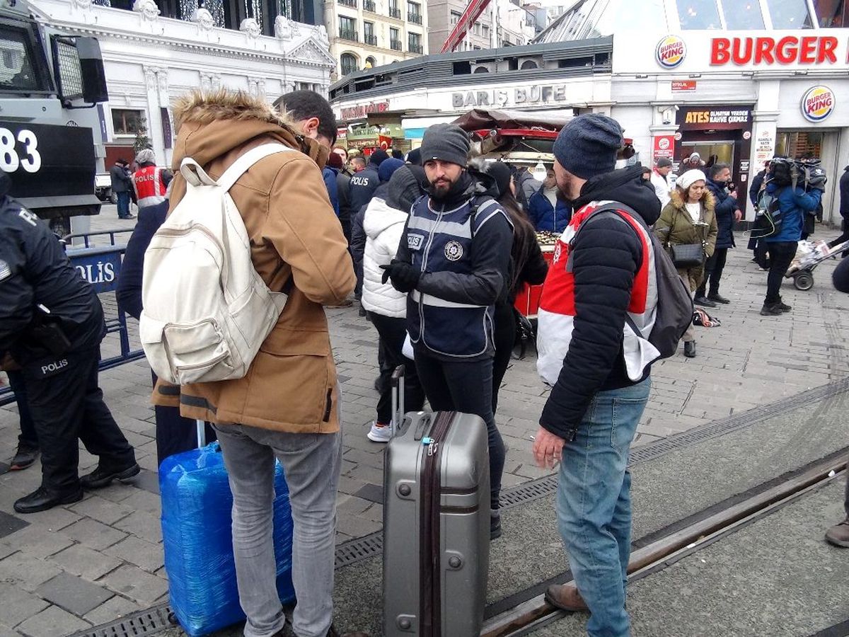 Taksim\'de yılbaşı önlemleri başladı, yollar araç trafiğine kapatıldı