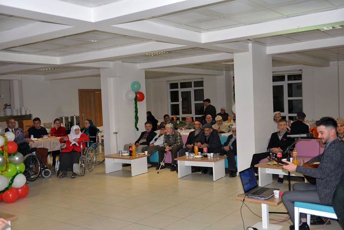 Tosya Kaymakamı Huzurevinde eğlenceye eşlik etti