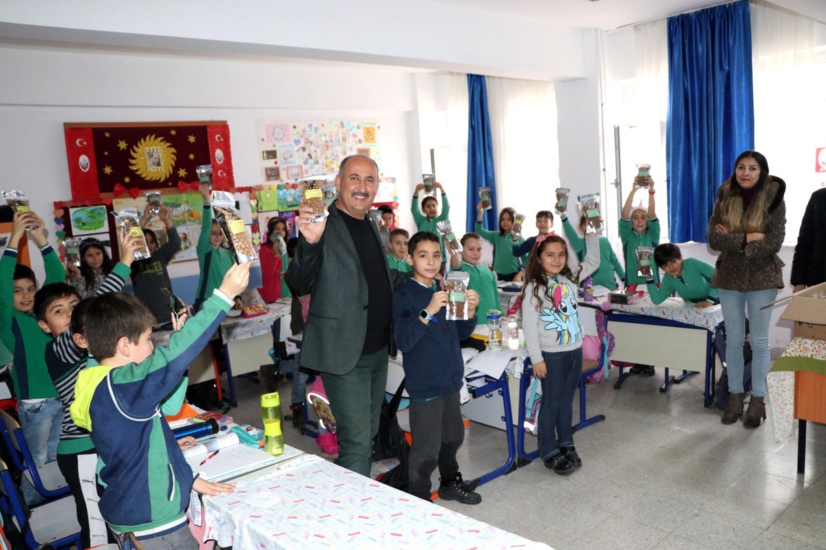 Türkyılmaz\'dan sokak hayvanlarına mama hediyesi