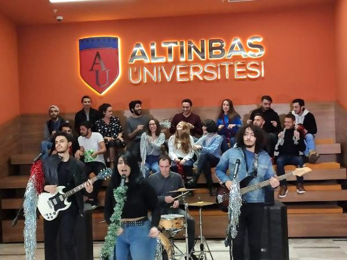 Üniversiteli gençlerden yeni yıl şarkısı