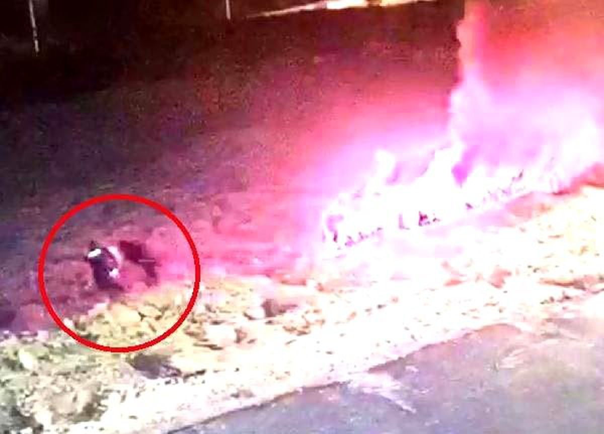 Yanan aracın sürücüsünü kurtaran polisler ödüllendirildi