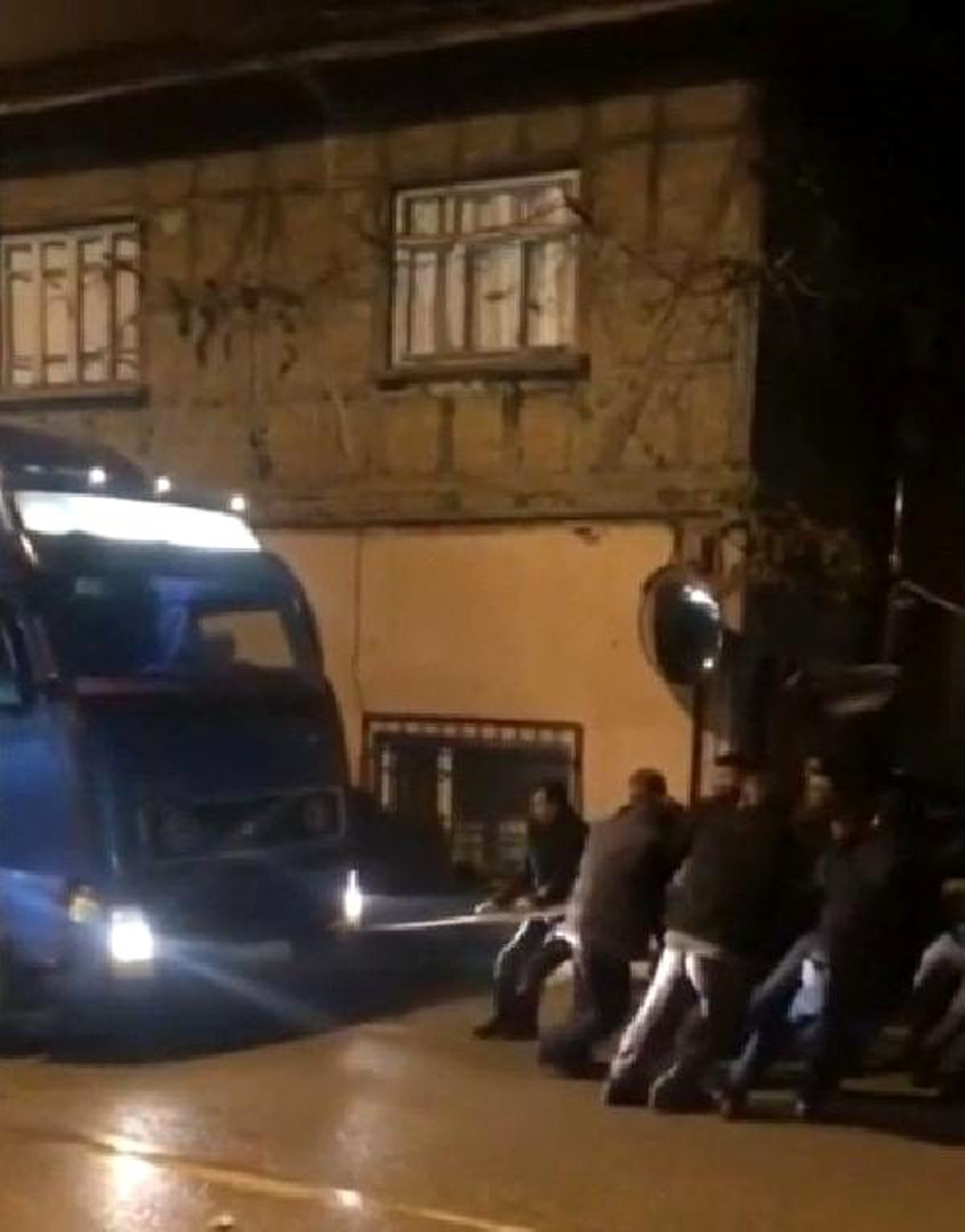 Yardıma koşan onlarca kişi, halatla TIR\'ı çekti