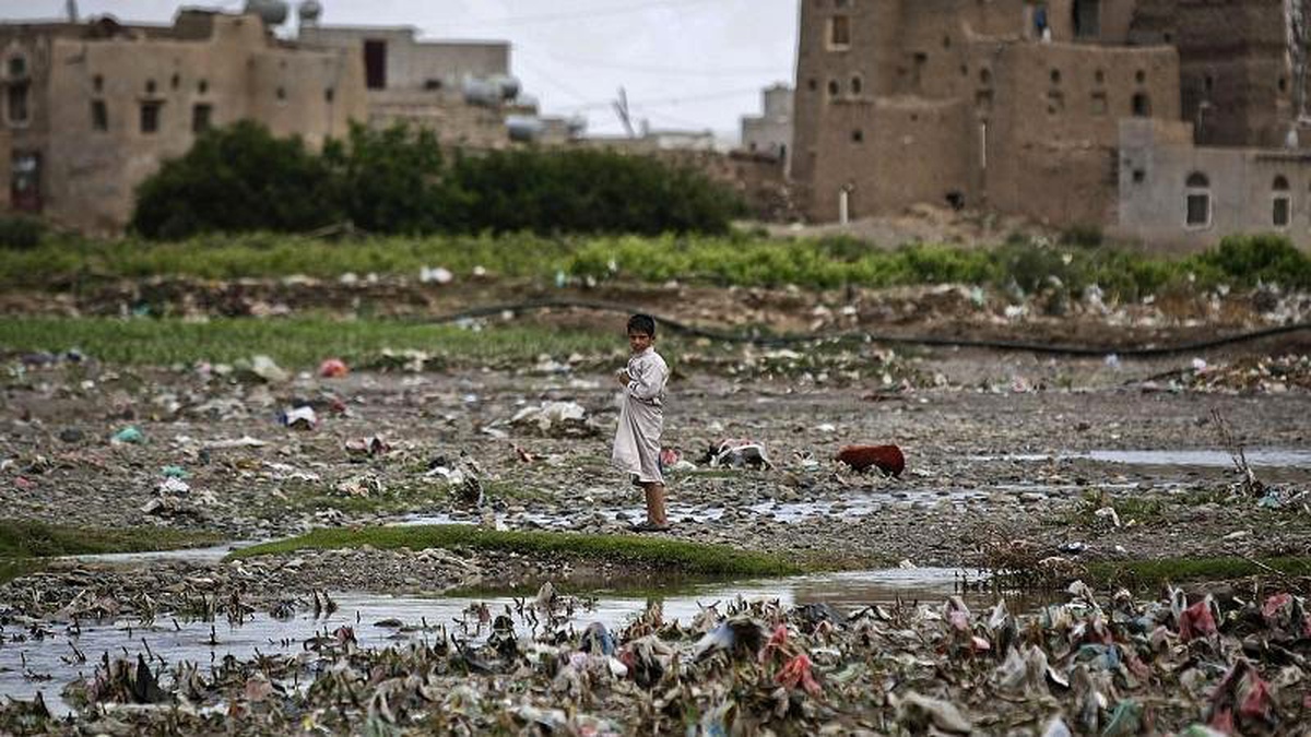 Yemen\'de Husilerin resmi para yasağı nedeniyle emekli ve memurlar maaş alamıyor