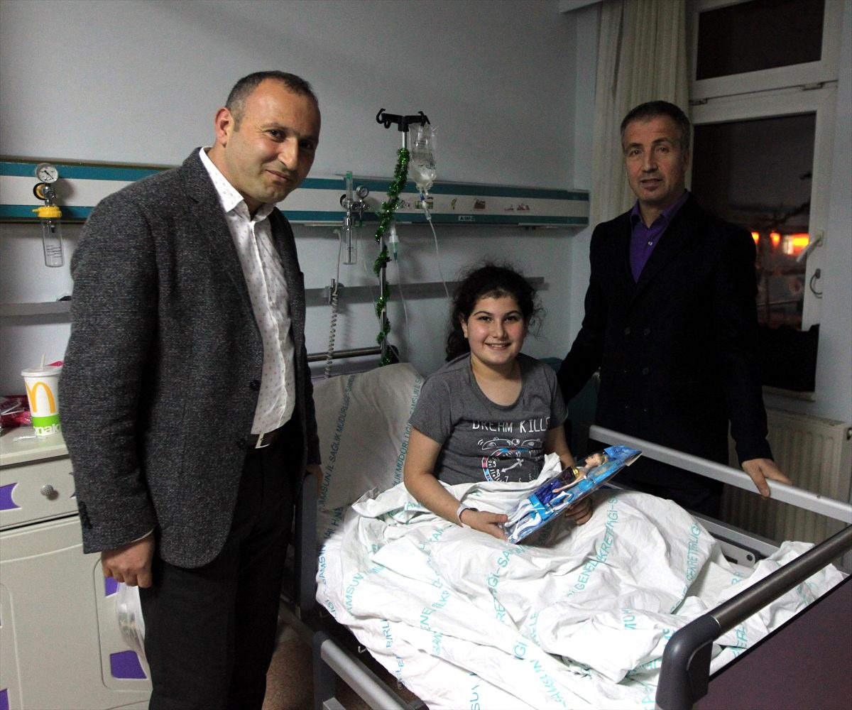 Yeni yılı hastane odasında karşılayan çocuklara oyuncak sürprizi