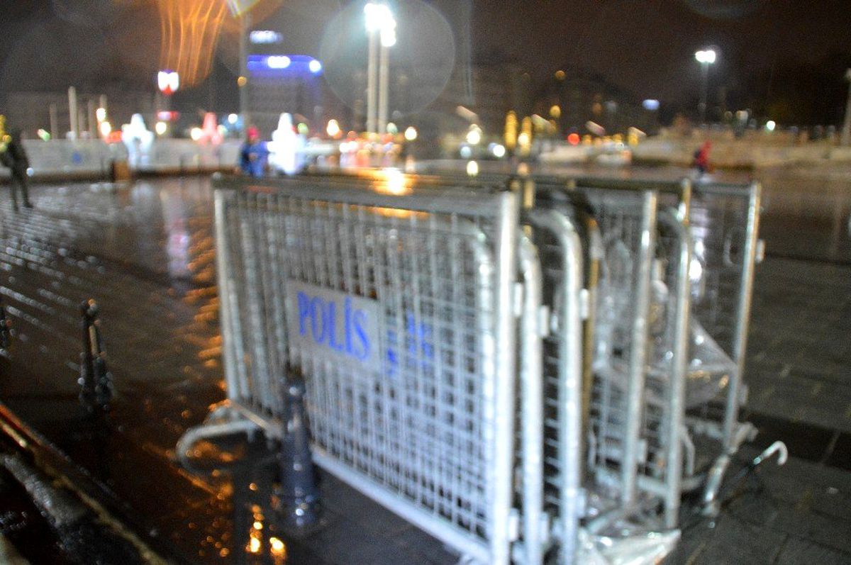 Yılbaşı öncesi Taksim Meydanı\'na polis bariyerleri getirildi