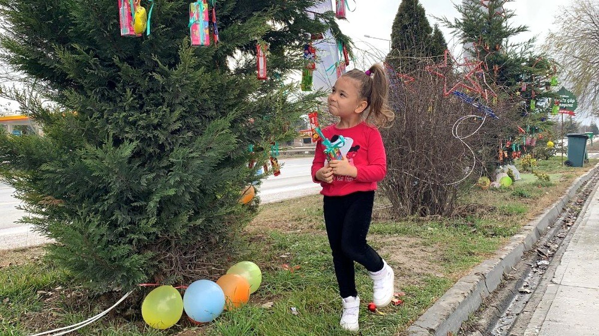 Yılbaşında ağaçlar çocuklar için süslendi