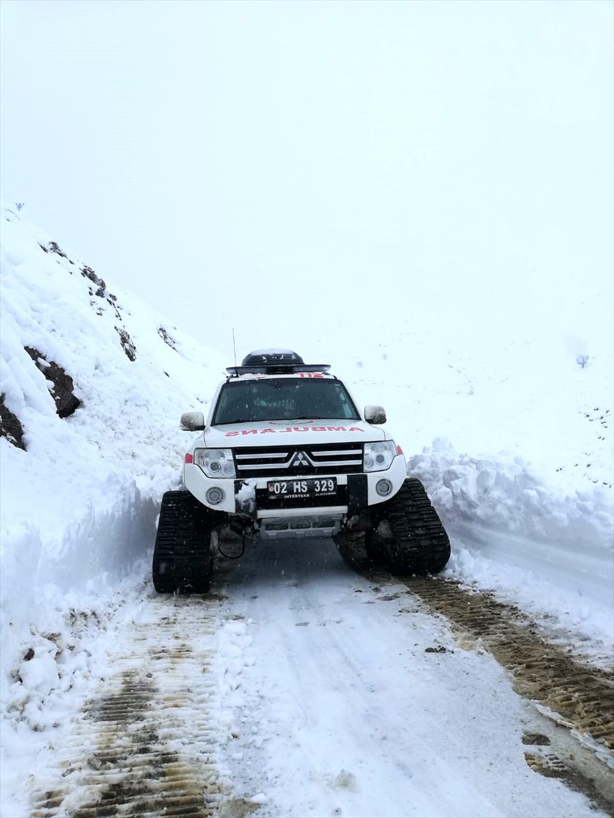 Yol kapanınca hasta çocuğa paletli ambulansla ulaştılar