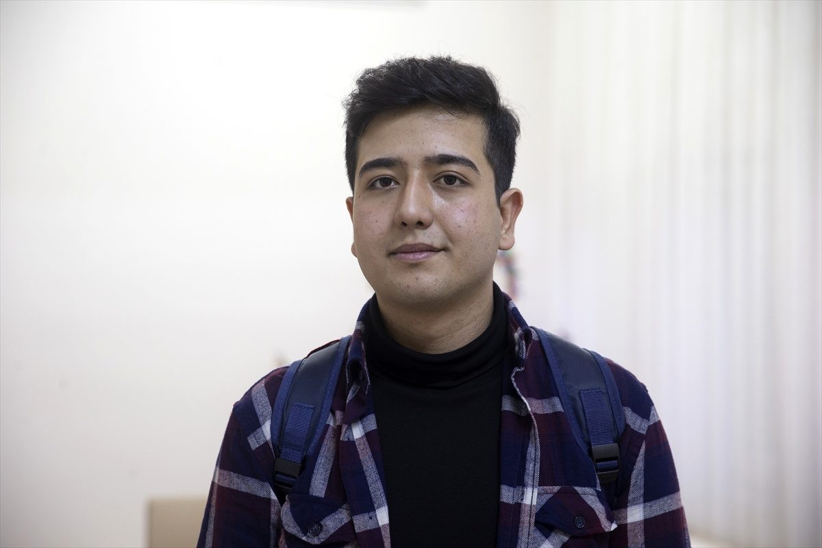 Yunanistan\'a kaçmak isterken yakalanan Afgan genç doktor olmak istiyor