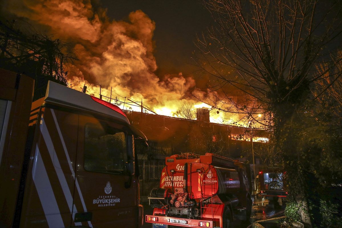 Zeytinburnu\'nda iki tekstil fabrikası yandı
