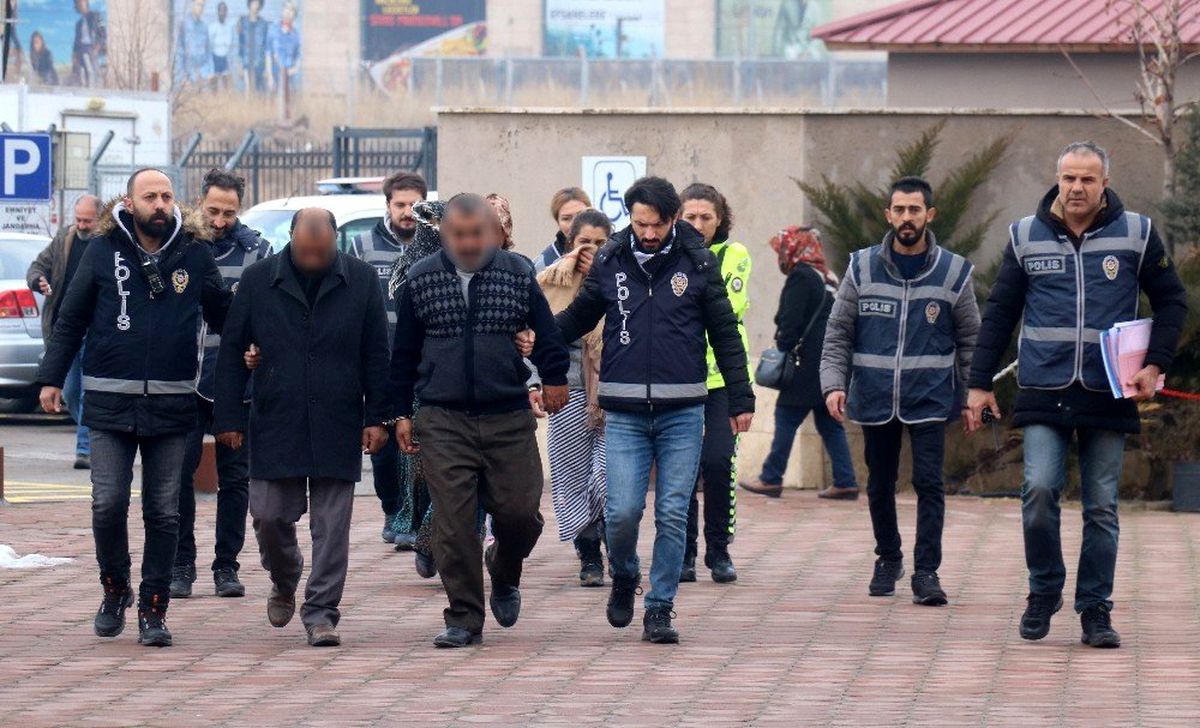 6 ilde aranırken Sivas\'ta yakayı ele verdiler