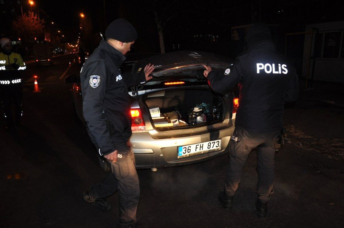 700 kişiyi zehirleyecek uyuşturucuyu bağırsaklarında sakladılar