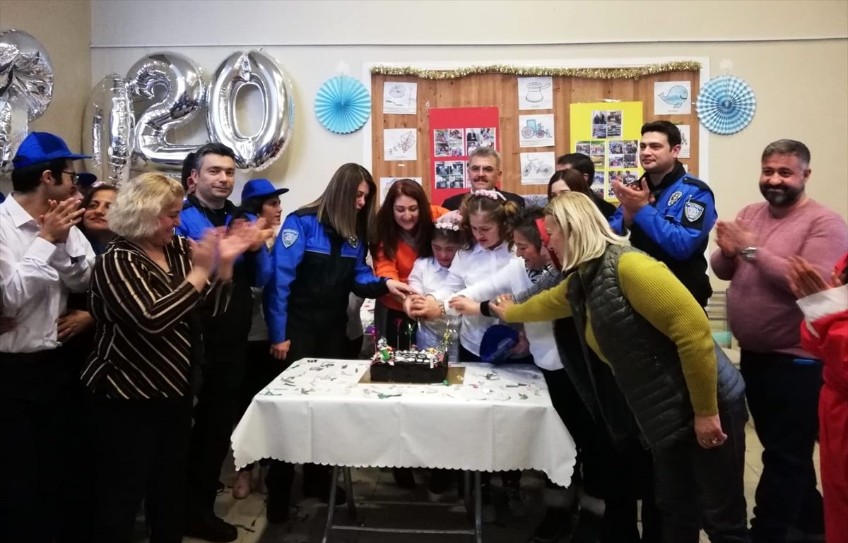 Adana\'da engelli gençlerin yeni yıl kutlamasına polisler de ortak oldu
