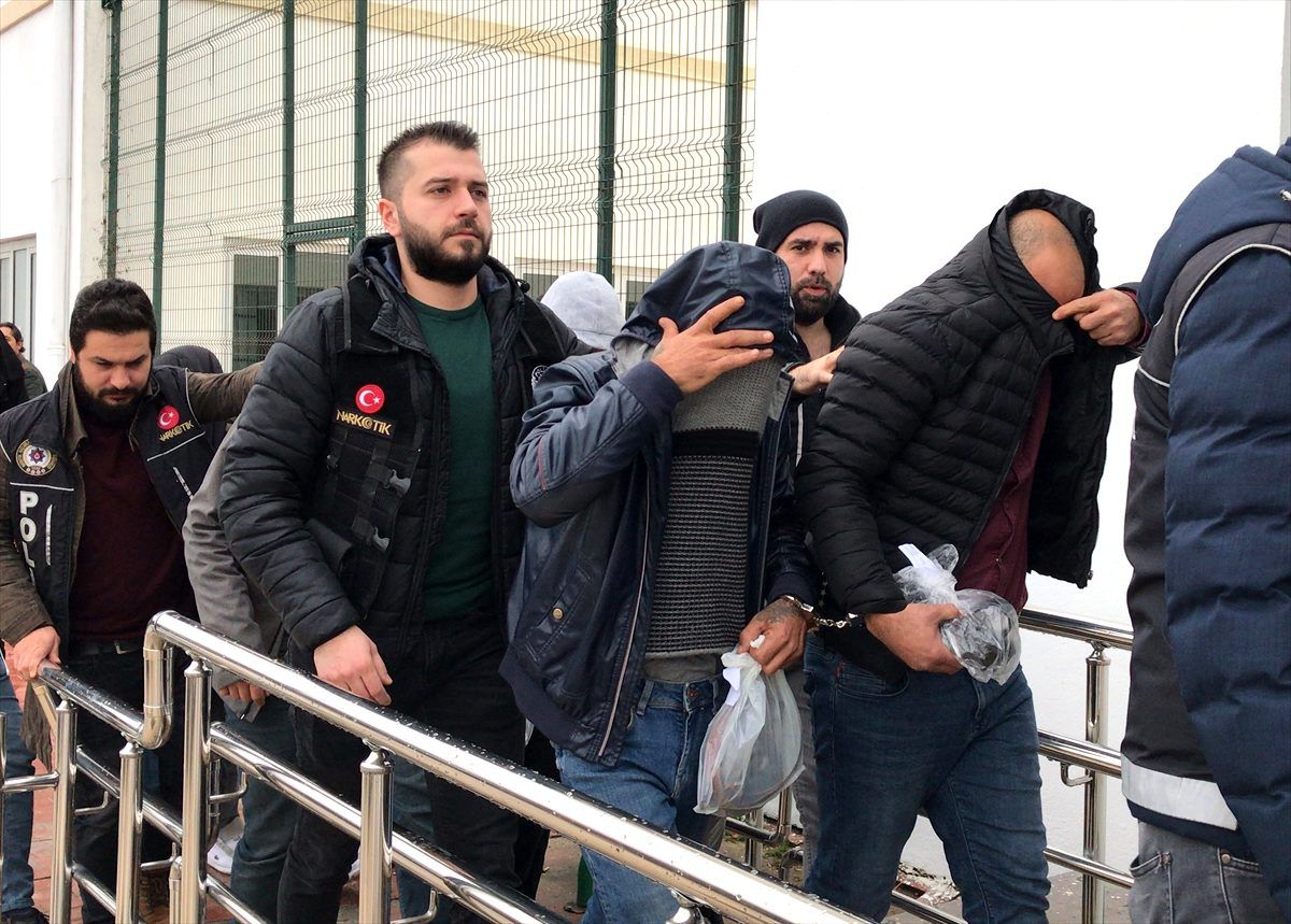 Adana\'daki uyuşturucu operasyonunda yakalanan şüphelilerden 7\'si tutuklandı