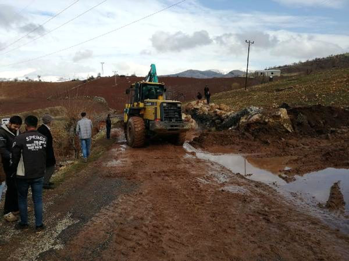Adıyaman\'da heyelan nedeniyle köy yolu çöktü