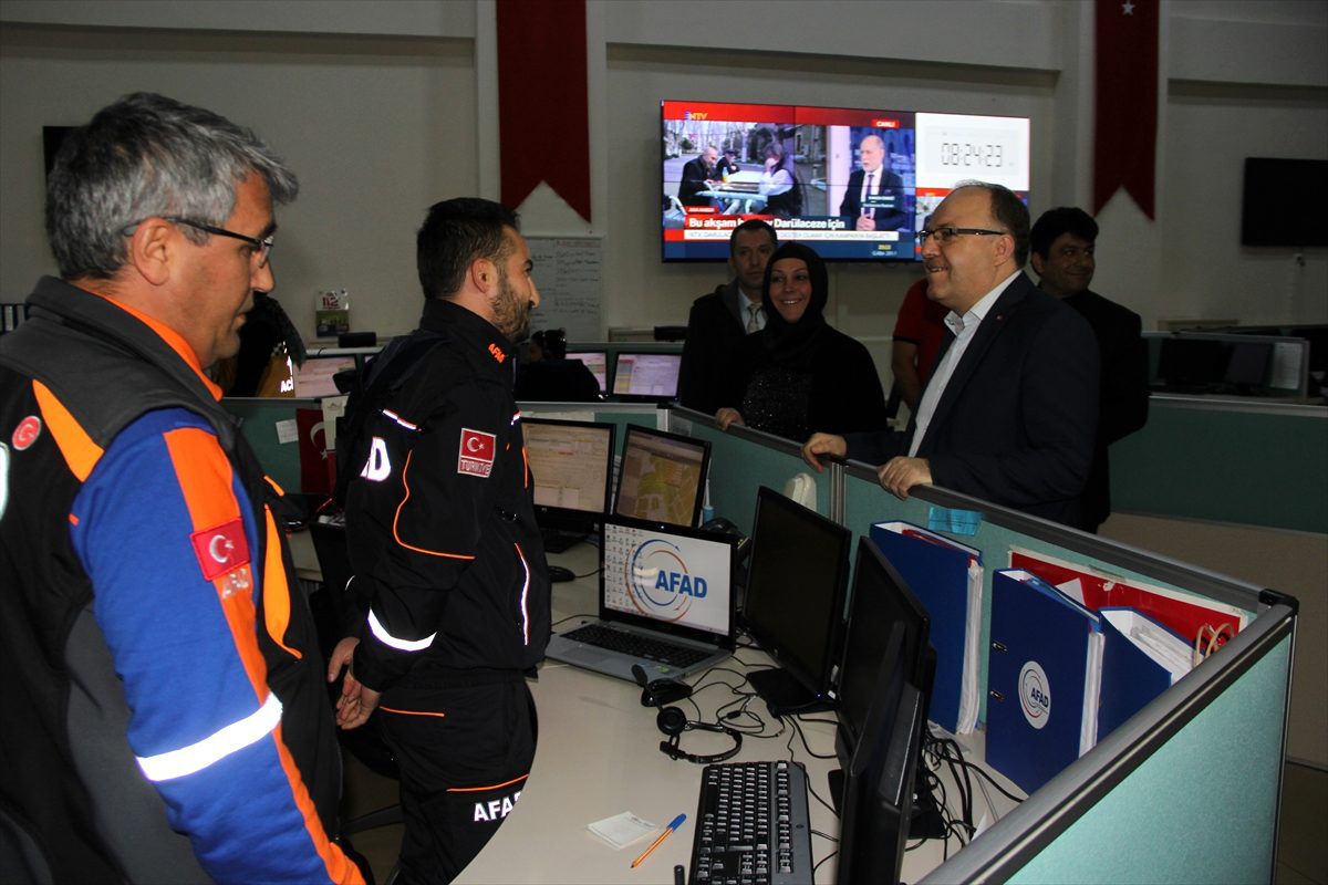 Afyonkarahisar Valisi Tutulmaz, polis ve jandarma uygulama noktasını ziyaret etti