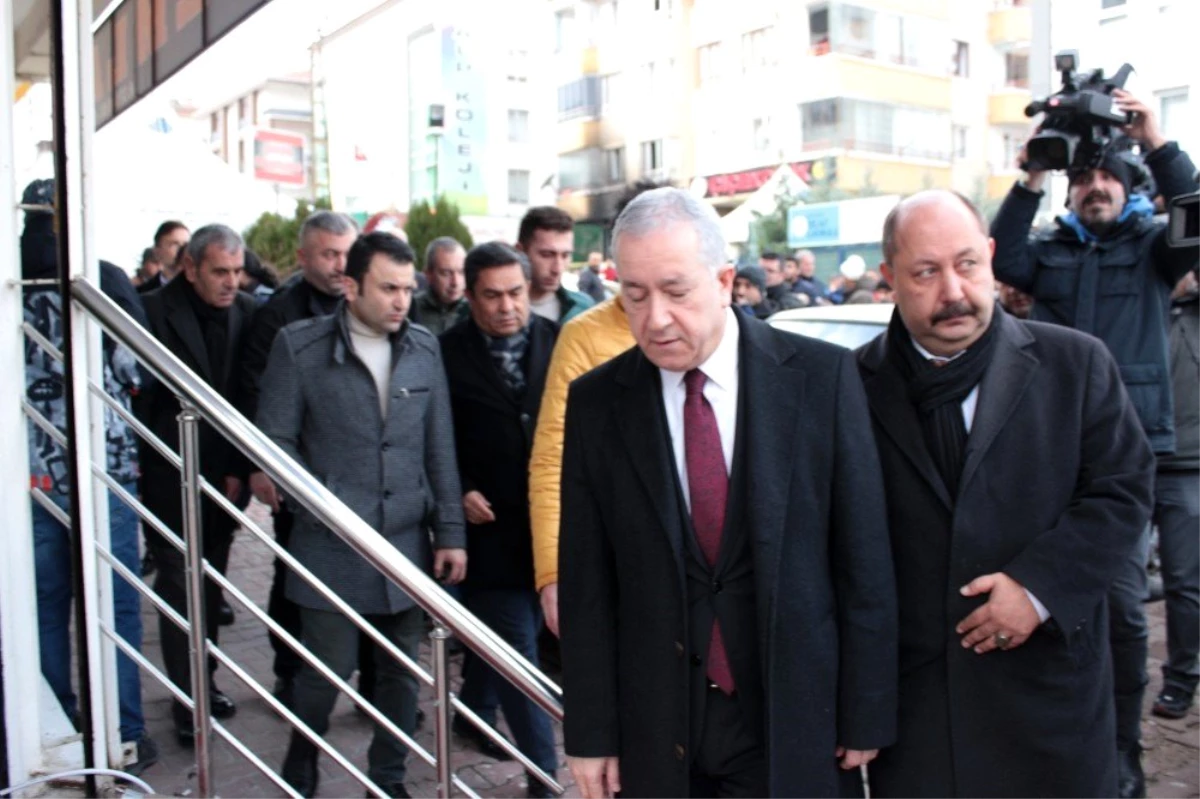 AK Parti, CHP ve MHP\'li vekiller 4 kişinin hayatını kaybettiği binada incelemelerde bulundu