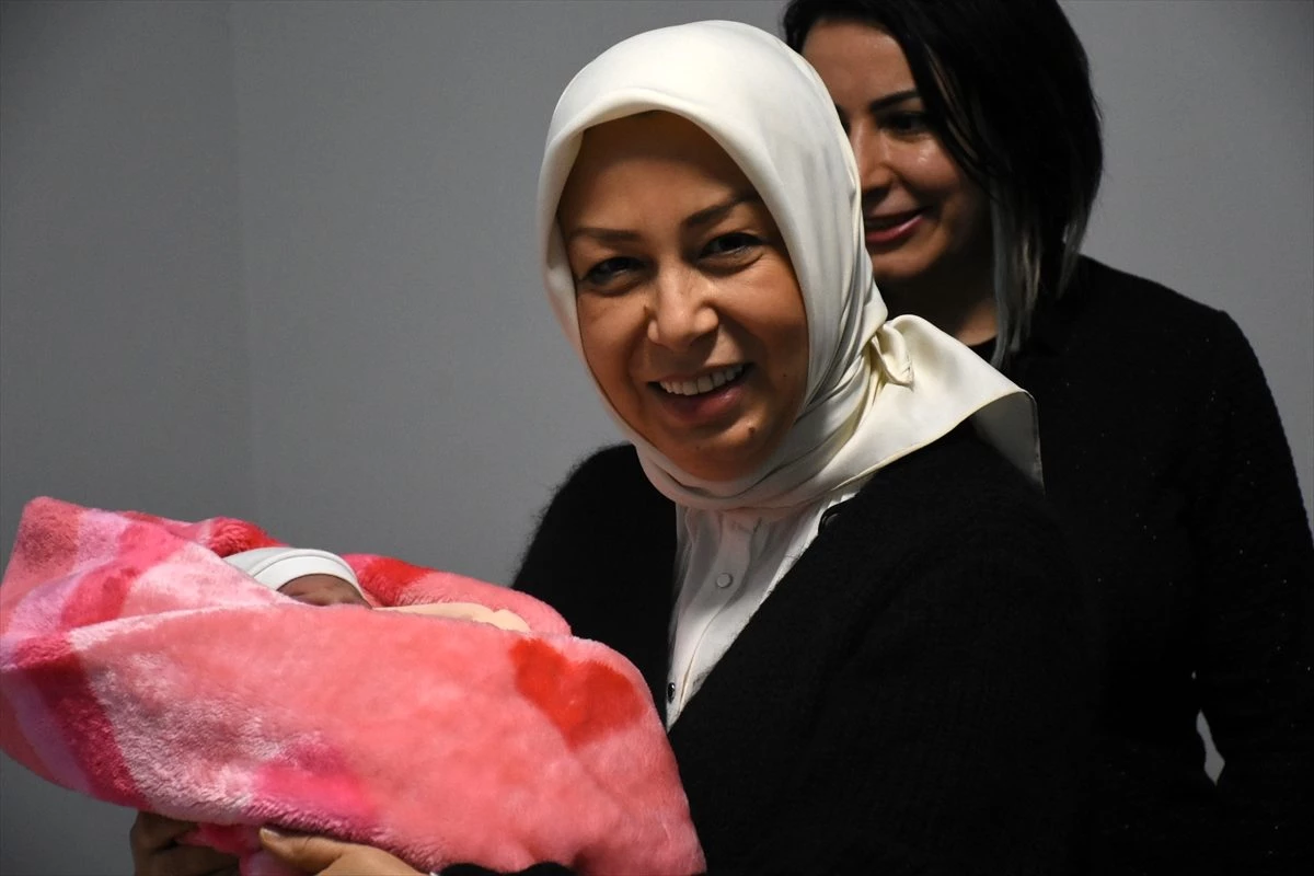 AK Parti Malatya Milletvekili Çalık, 2020 yılının ilk bebeğini ziyaret etti