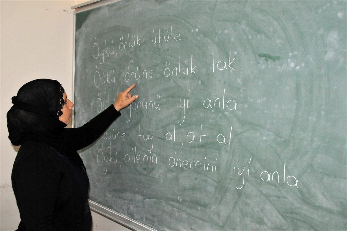 "Alzaymır" hastalığıyla mücadele için okuma yazma öğrendi