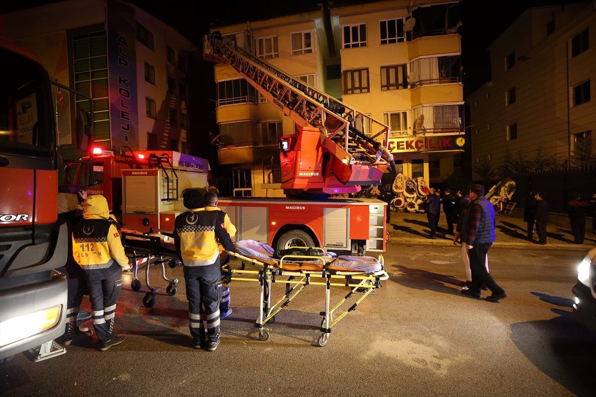 Ankara\'nın Altındağ ilçesinde bir apartmanda çıkan yangında ilk belirlemelere göre 3 kişi öldü,...