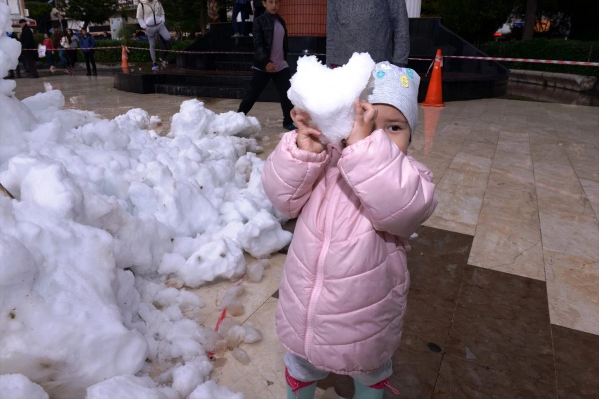 Antalya\'da çocukların kar sevinci