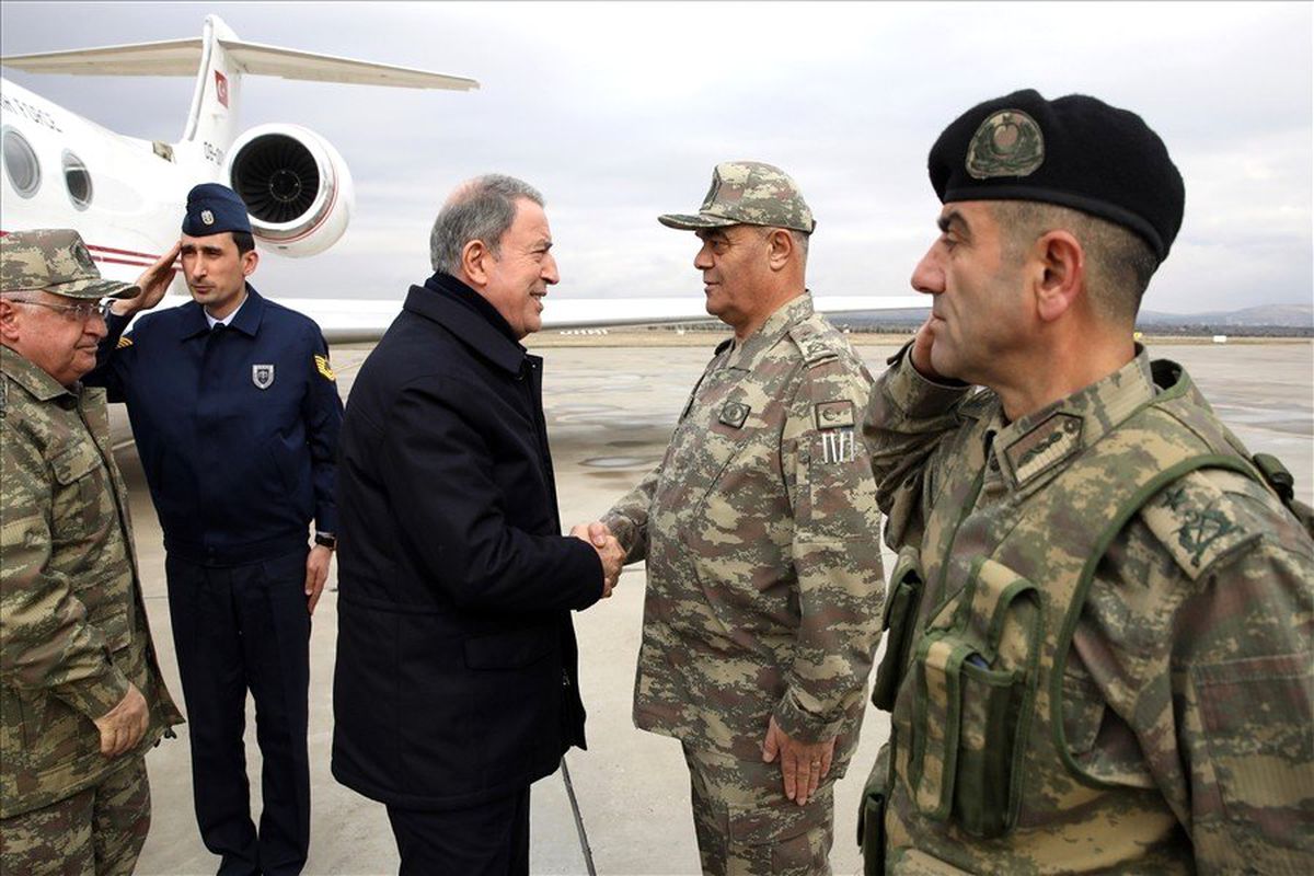 Bakan Akar\'dan yeni yılın ilk saatlerinde Mehmetçiğe ziyaret