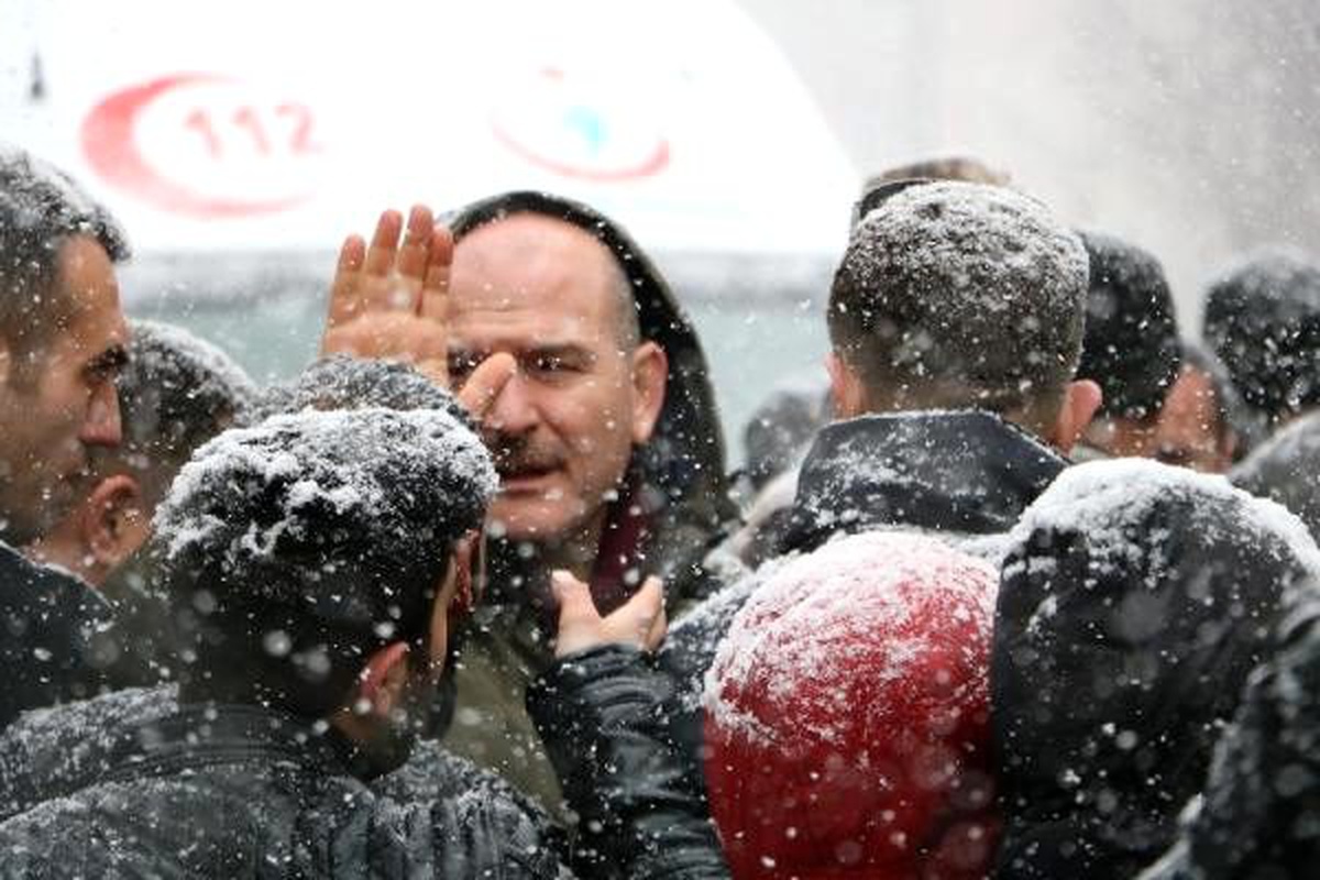 Bakan Soylu, Hakkari\'de kar yağışı altında esnafı ziyaret etti