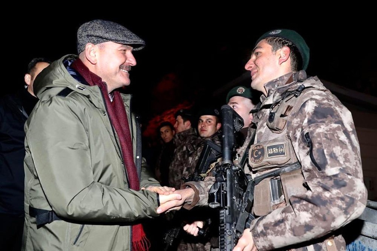 Bakan Soylu, jandarma ve polis kontrol noktasında güvenlik güçlerinin yeni yılını kutladı