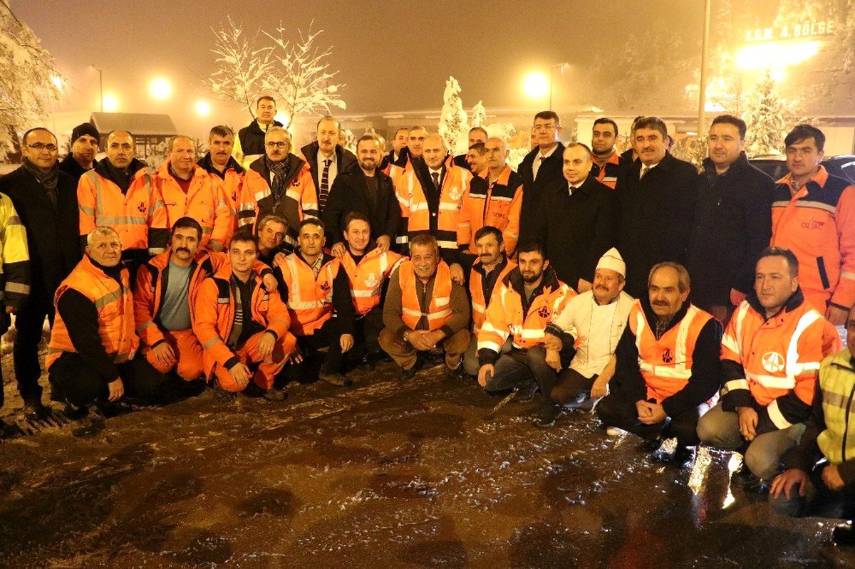 Bakan Turhan, yeni yıla karayolları çalışanlarıyla birlikte girdi