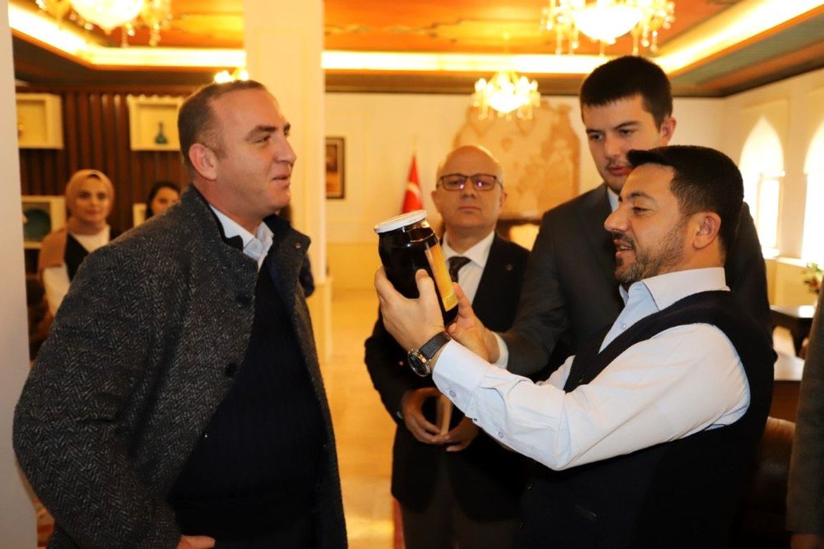 Başkan Arı, 2019\'un son gününde vatandaşlarla bir araya geldi