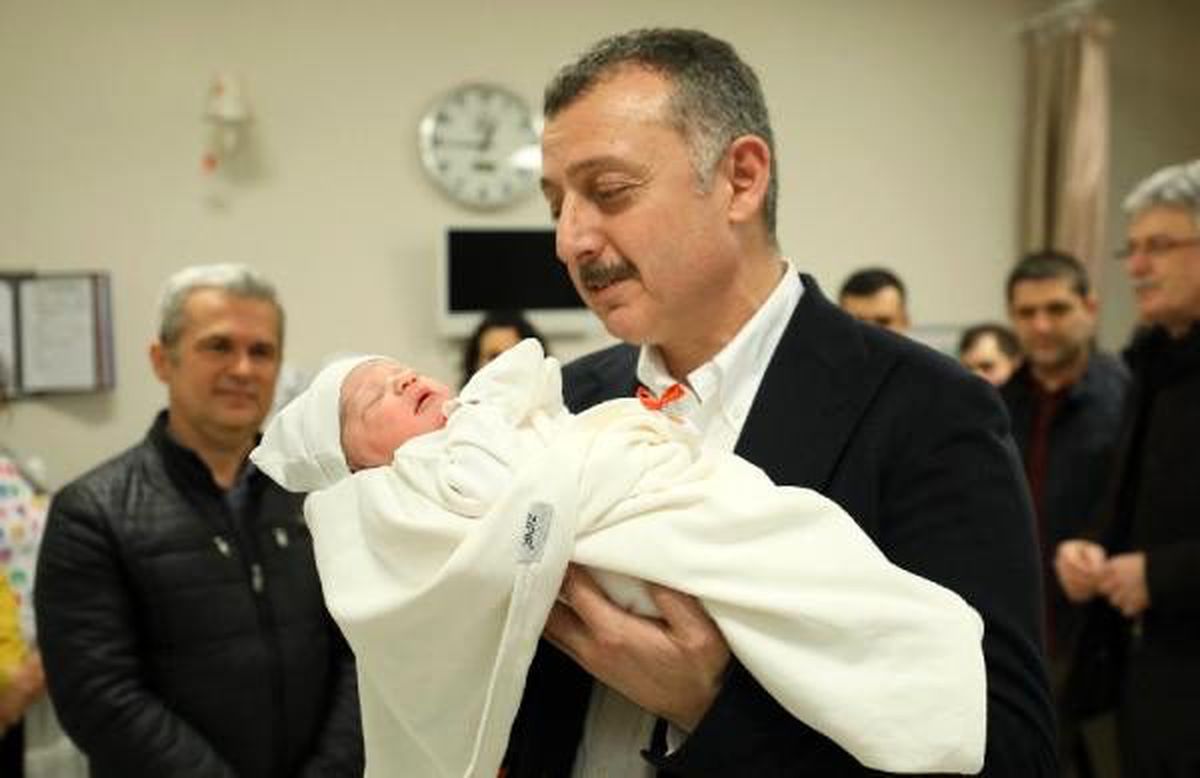 Başkan Büyükakın, 2020\'nin ilk çocuğu Enes\'in kulağına ezan okudu
